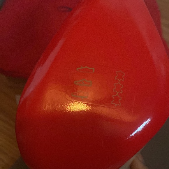 NWOT Christian Lounoutins PigalleFollies 100 Patent Nude Pumps - Picture 7 of 17